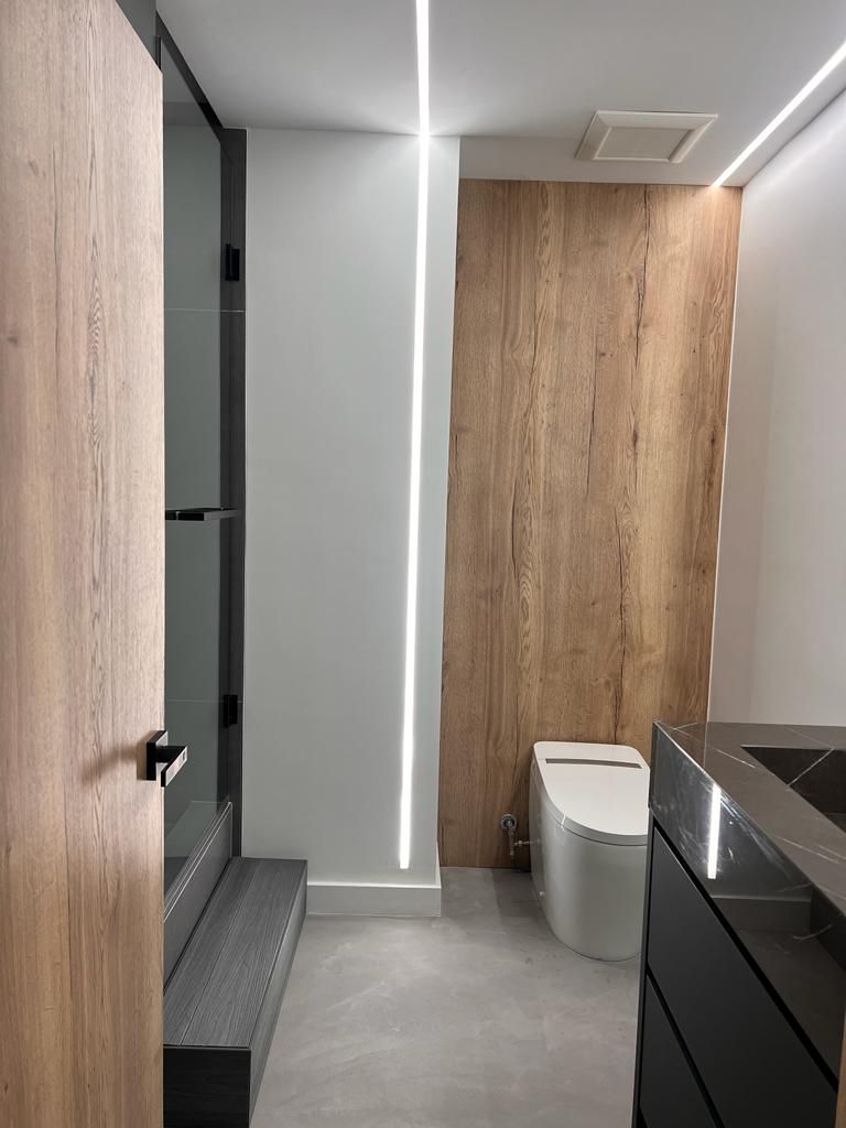 305 Meridian — Bathroom photo 3
