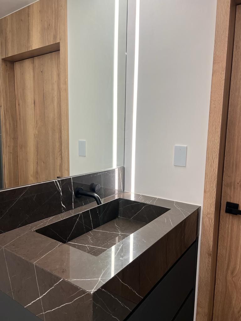 305 Meridian — Bathroom photo 4