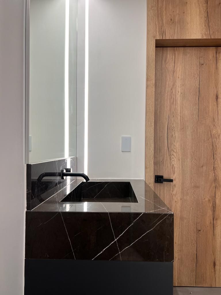 305 Meridian — Bathroom photo 5