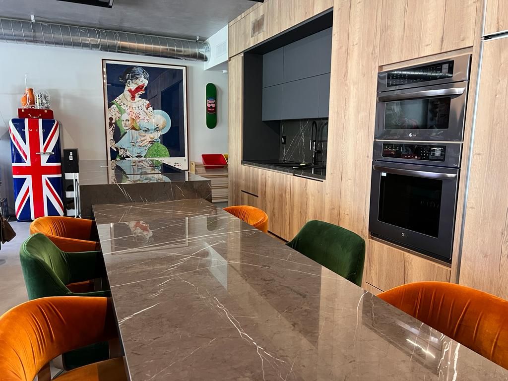 305 Meridian — Furnishing photo 2
